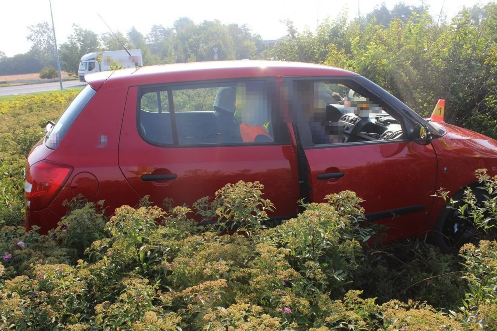 FOTO: Opilý muž nezvládl řízení. Fabia skončila uprostřed kruhového objezdu u Globusu