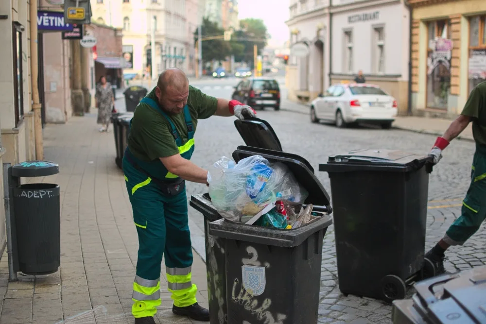 Den s popelářem: V popelnici najdeme mobil, ale i bezdomovce. V Olomouci posbíráme sto tun odpadu denně