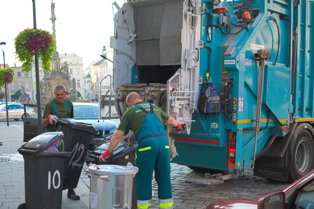 Den s popelářem: V popelnici najdeme mobil, ale i bezdomovce. V Olomouci posbíráme sto tun odpadu denně