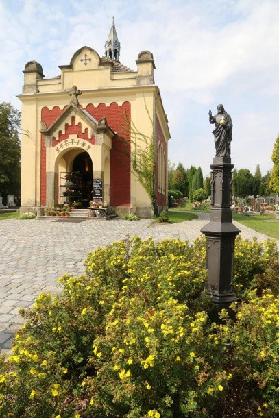 FOTO: Na olomouckém hřbitově je nová socha Ježíše, pietní místo a dlážděná cesta