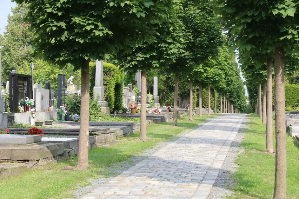 FOTO: Na olomouckém hřbitově je nová socha Ježíše, pietní místo a dlážděná cesta