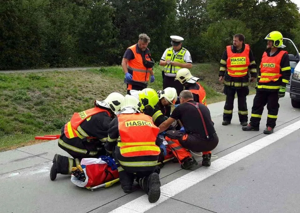 FOTO: Na dálnici u Daskabátu došlo k vážné dopravní nehodě kamionu a osobáku. Zraněnou osobu museli vyprostit