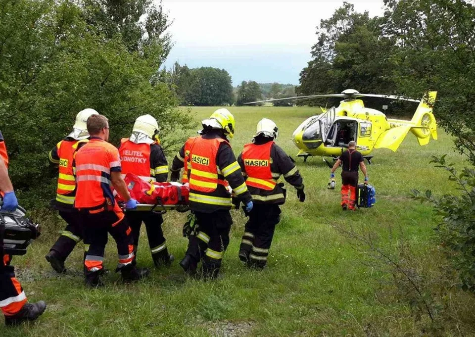 FOTO: Na dálnici u Daskabátu došlo k vážné dopravní nehodě kamionu a osobáku. Zraněnou osobu museli vyprostit