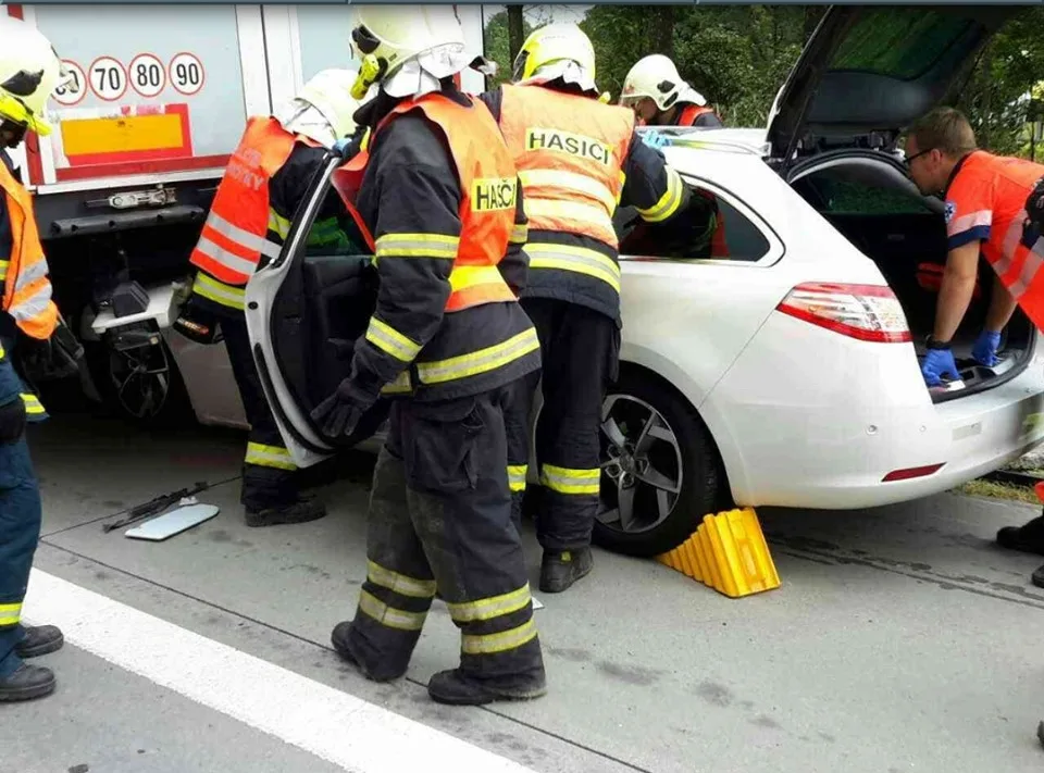 FOTO: Na dálnici u Daskabátu došlo k vážné dopravní nehodě kamionu a osobáku. Zraněnou osobu museli vyprostit