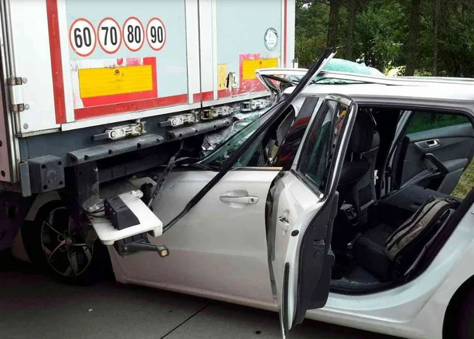 FOTO: Na dálnici u Daskabátu došlo k vážné dopravní nehodě kamionu a osobáku. Zraněnou osobu museli vyprostit