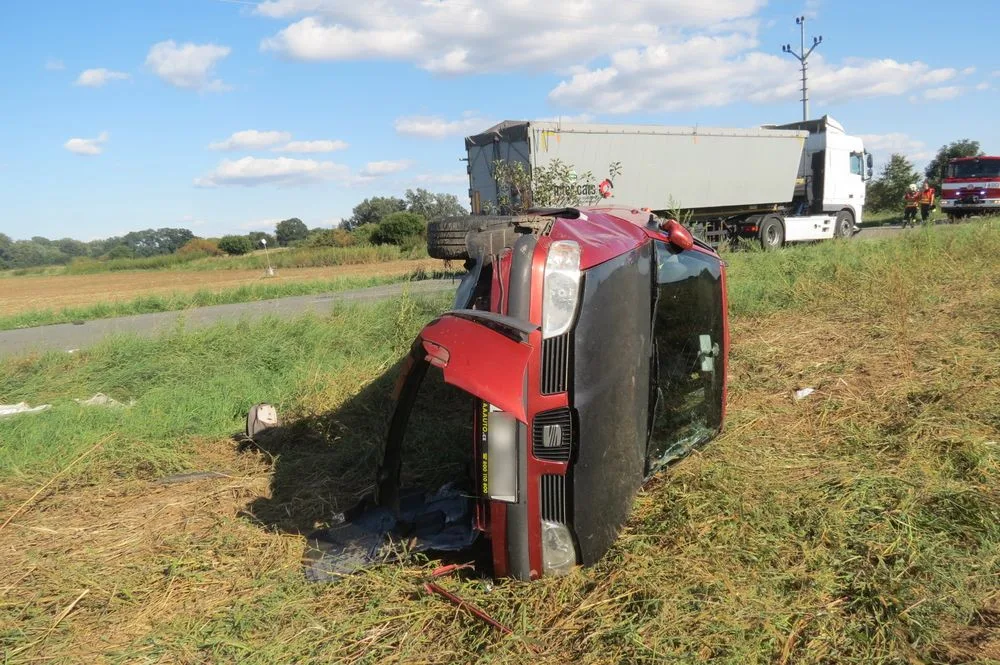 Řidič náklaďáku přehlédl pomalu jedoucí osobák a narazil do něj. Jeho řidička skončila v převráceném voze na poli