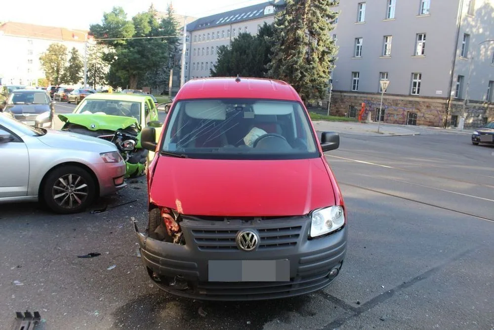 V jedné z olomouckých křižovatek došlo včera ke srážce tří aut. Vznikla škoda za 230 tisíc korun