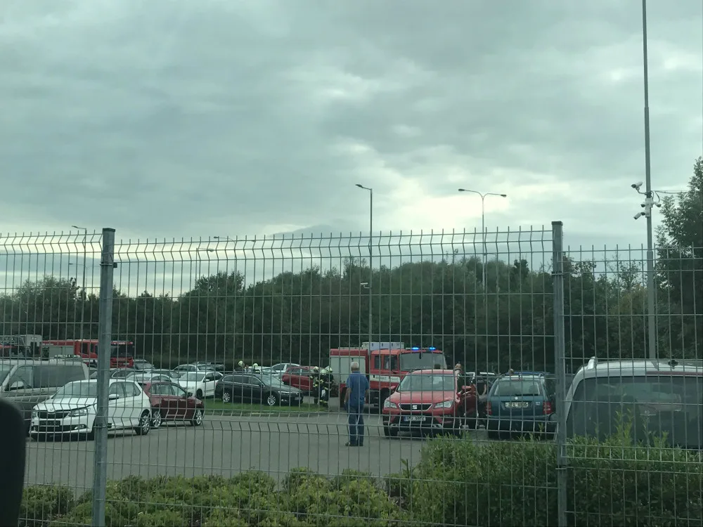 AKTUALIZOVÁNO: Na střeše Porsche Olomouc vzplála ventilace, muselo být evakuováno 39 lidí