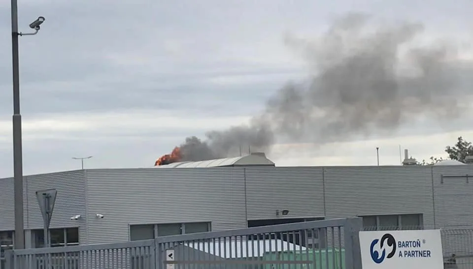 AKTUALIZOVÁNO: Na střeše Porsche Olomouc vzplála ventilace, muselo být evakuováno 39 lidí