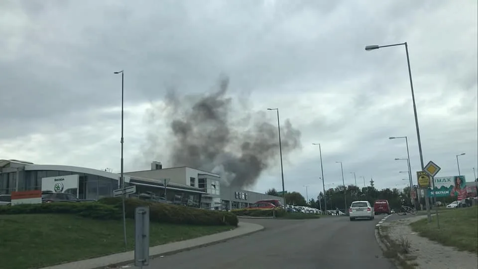 AKTUALIZOVÁNO: Na střeše Porsche Olomouc vzplála ventilace, muselo být evakuováno 39 lidí