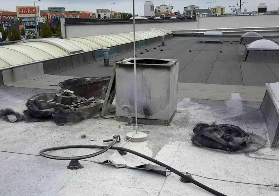 AKTUALIZOVÁNO: Na střeše Porsche Olomouc vzplála ventilace, muselo být evakuováno 39 lidí