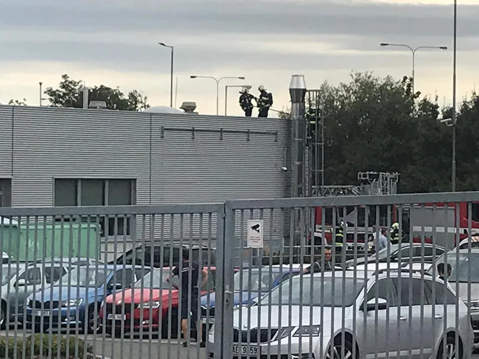 AKTUALIZOVÁNO: Na střeše Porsche Olomouc vzplála ventilace, muselo být evakuováno 39 lidí