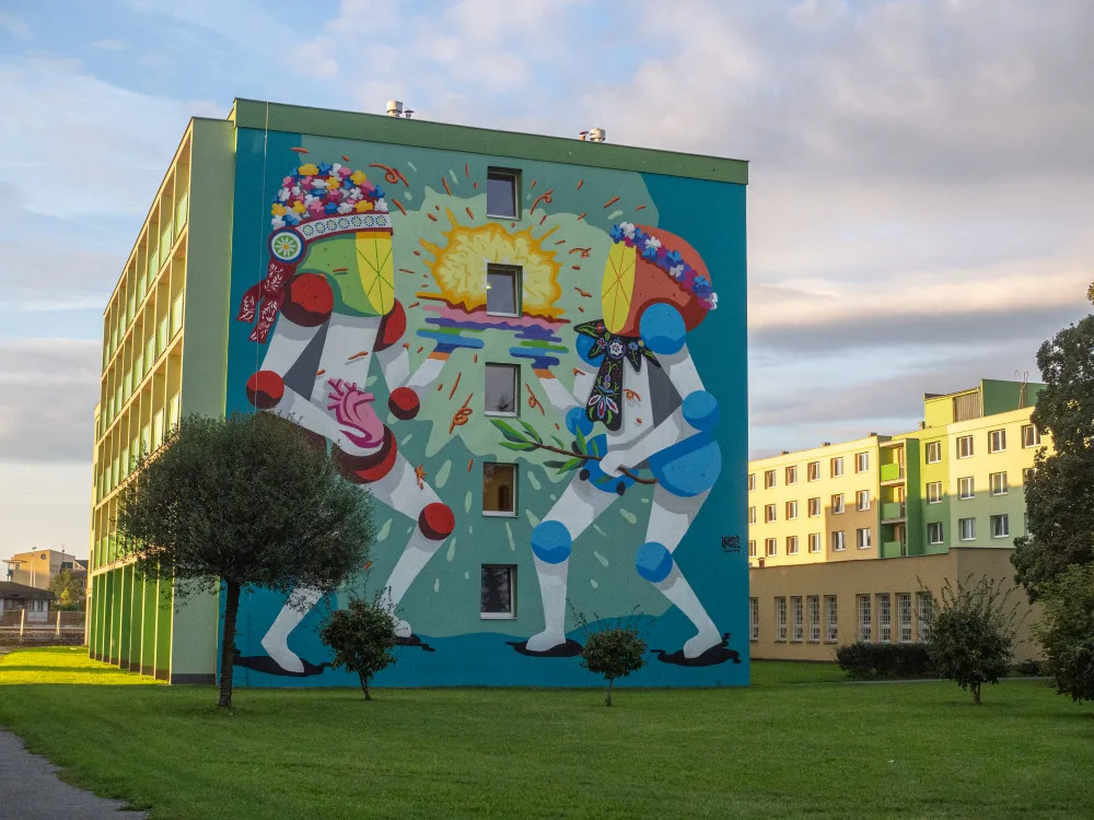 FOTO: V areálu vysokoškolských kolejí vznikly v rámci Street Art Festivalu dva sedmnáctimetrové muraly