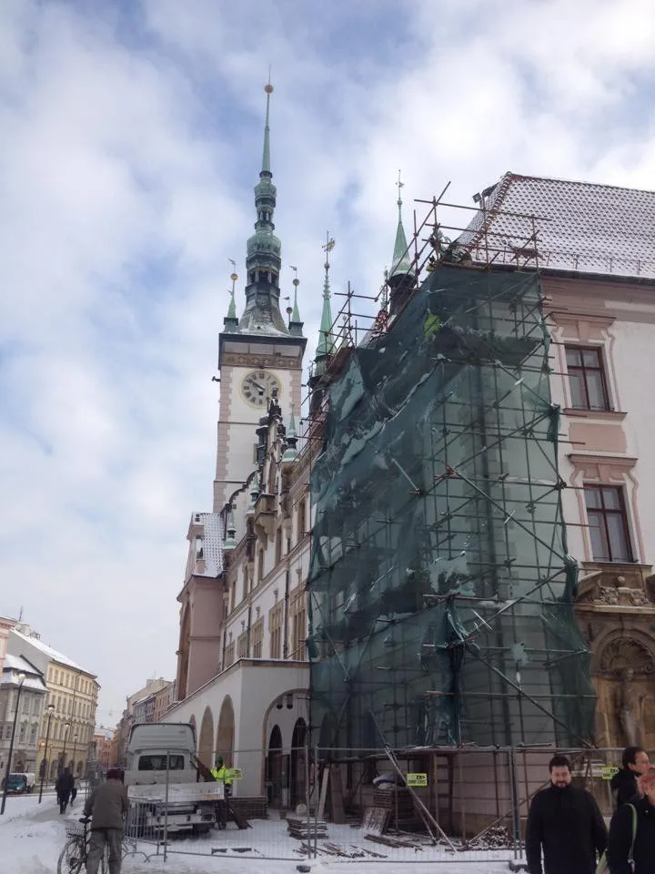 Opilý muž a žena vylezli na lešení u olomoucké radnice. Skončili na záchytce