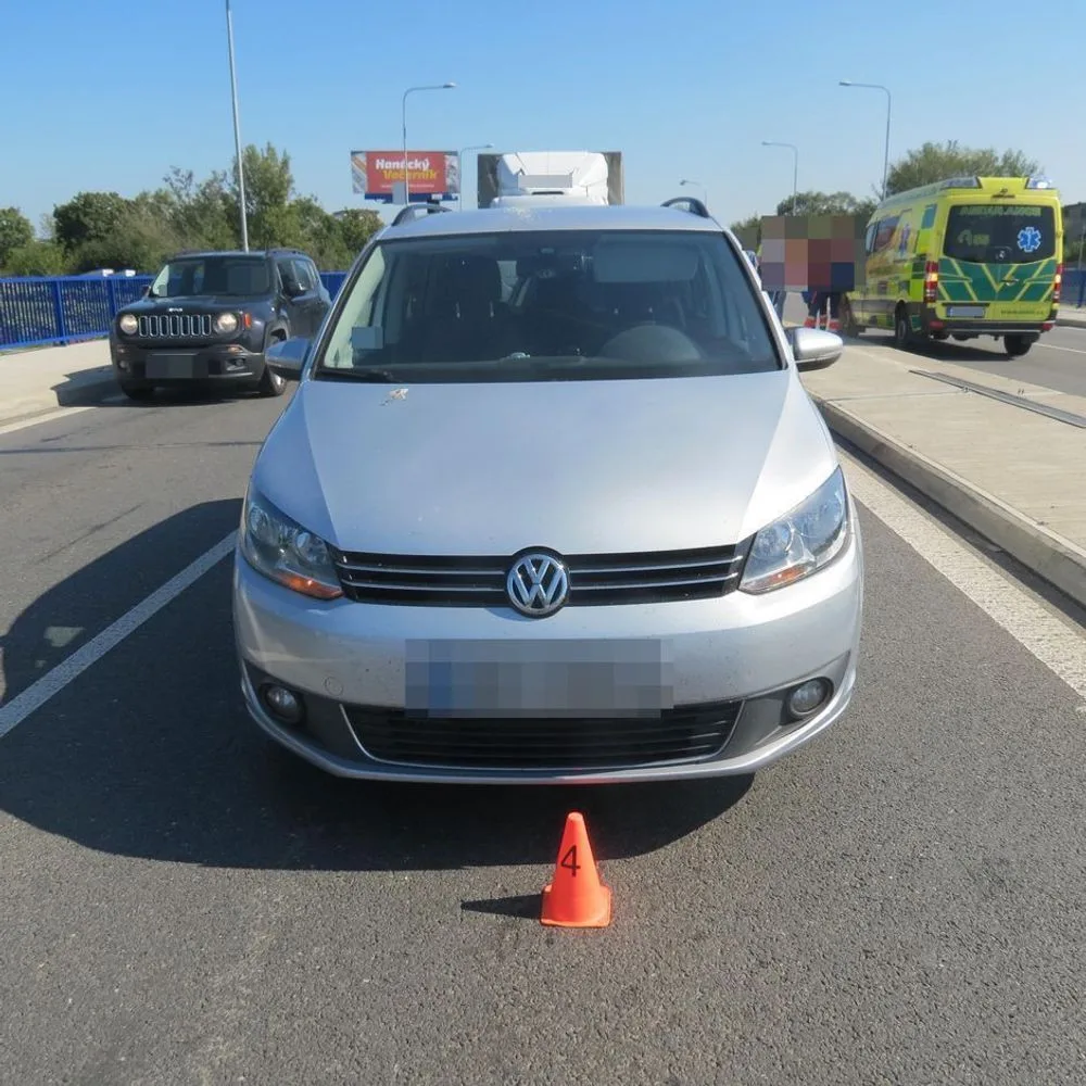 V ulici Velkomoravská došlo k dopravní nehodě čtyř aut. Dva řidiči utrpěli zranění