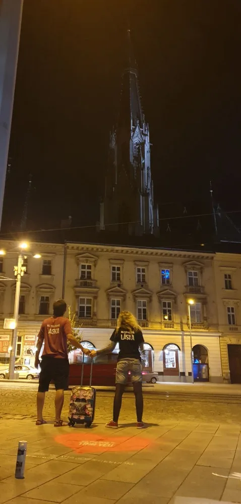 Po Olomouci se na chodnících objevila velká srdce.  Chtěli jsme do světa vypustit trochu lásky, říká Petr Bouška