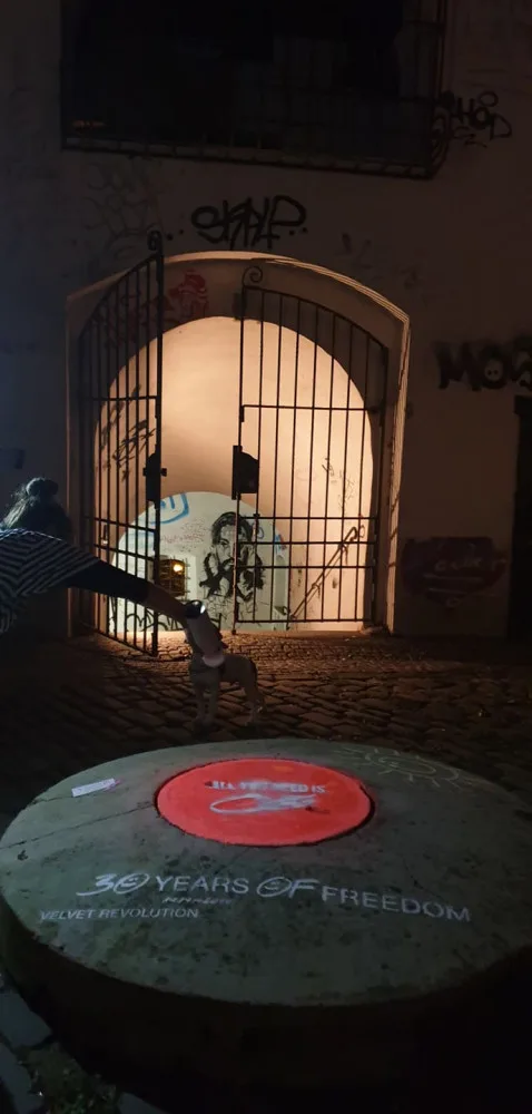 Po Olomouci se na chodnících objevila velká srdce.  Chtěli jsme do světa vypustit trochu lásky, říká Petr Bouška