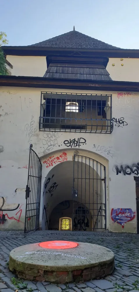 Po Olomouci se na chodnících objevila velká srdce.  Chtěli jsme do světa vypustit trochu lásky, říká Petr Bouška