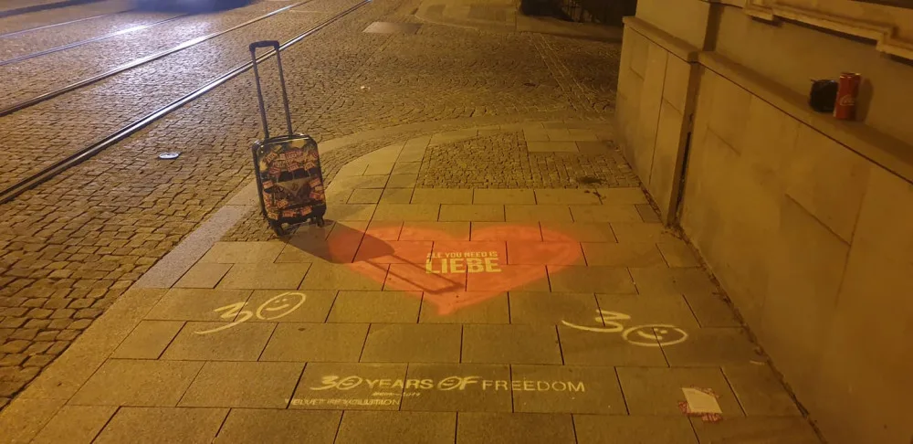Po Olomouci se na chodnících objevila velká srdce.  Chtěli jsme do světa vypustit trochu lásky, říká Petr Bouška