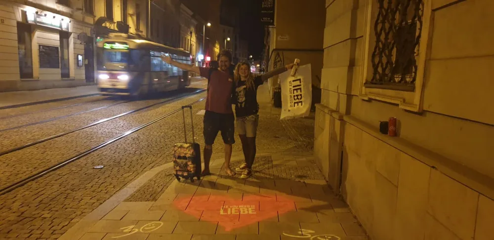 Po Olomouci se na chodnících objevila velká srdce.  Chtěli jsme do světa vypustit trochu lásky, říká Petr Bouška