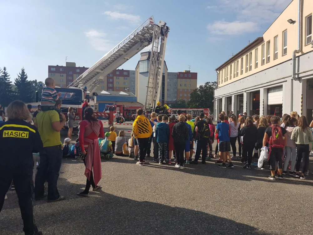 FOTO/VIDEO: Hasiče v kraji v pátek navštívily na stanicích tisíce dětí a rodičů
