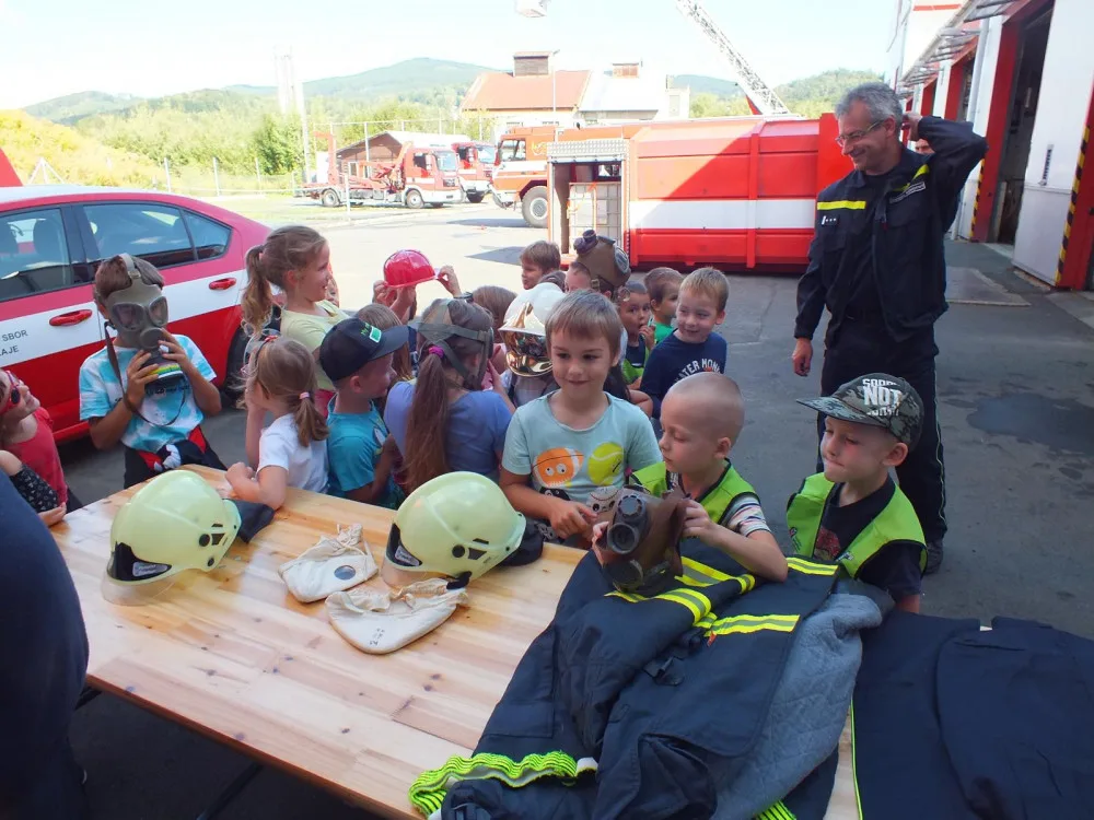 FOTO/VIDEO: Hasiče v kraji v pátek navštívily na stanicích tisíce dětí a rodičů