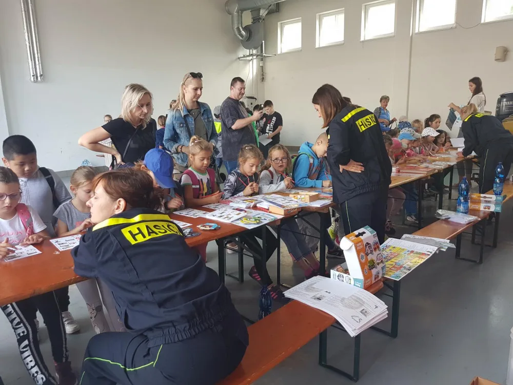 FOTO/VIDEO: Hasiče v kraji v pátek navštívily na stanicích tisíce dětí a rodičů