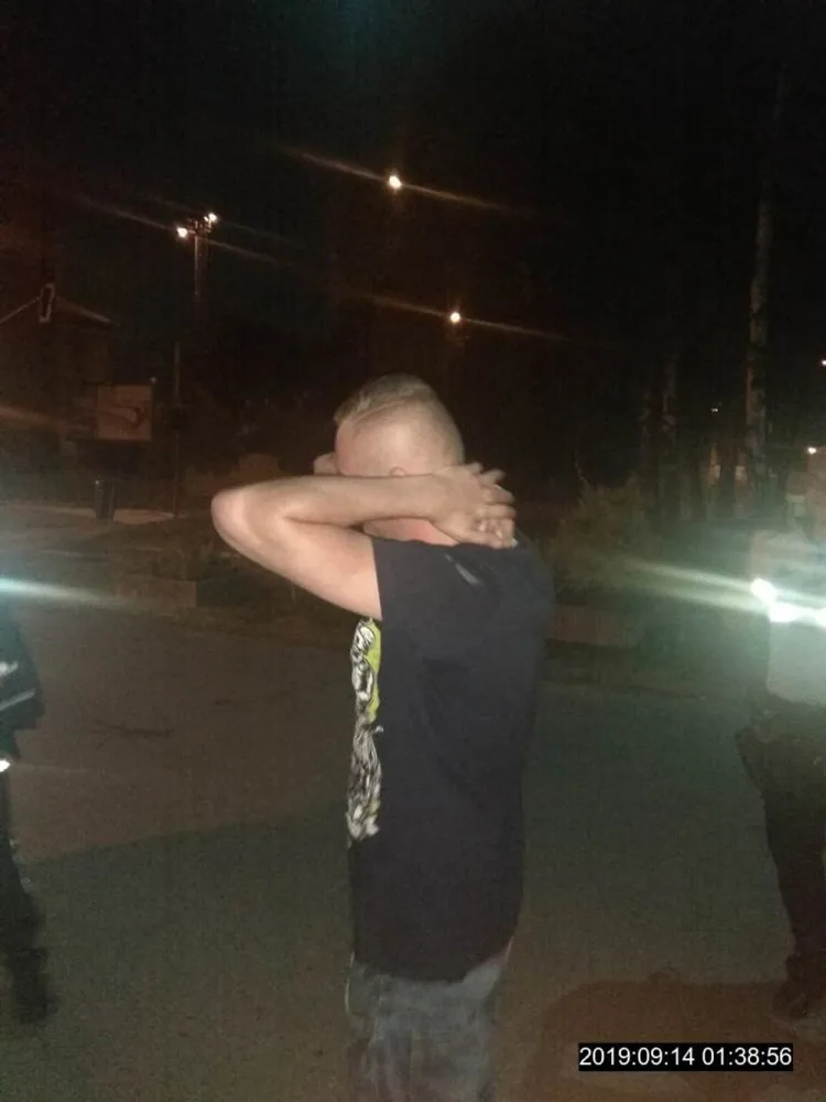 Opilý řidič se řítil ulicemi vysokou rychlostí. Před továrnou pak zmateně popojížděl sem a tam