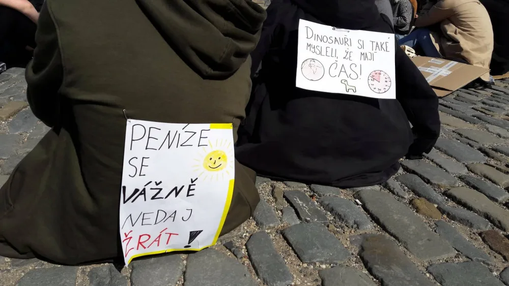 AKTUÁLNĚ: V Olomouci probíhá stávka za klima. Na Dolním náměstí stávkují nejen studenti