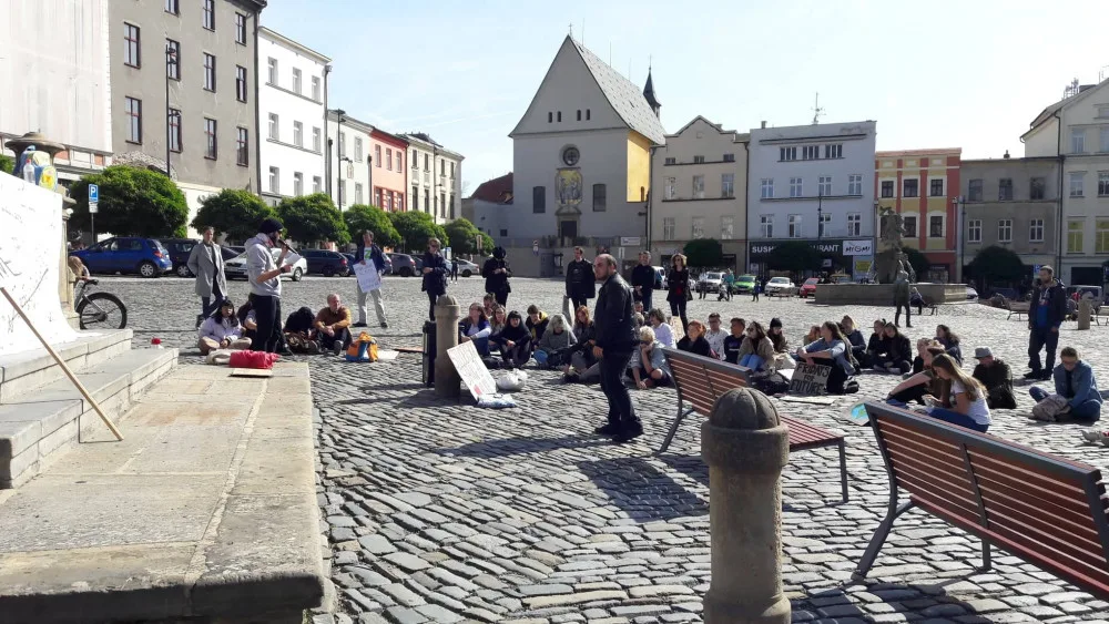 AKTUÁLNĚ: V Olomouci probíhá stávka za klima. Na Dolním náměstí stávkují nejen studenti