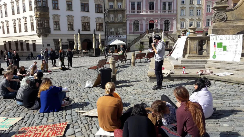 AKTUÁLNĚ: V Olomouci probíhá stávka za klima. Na Dolním náměstí stávkují nejen studenti