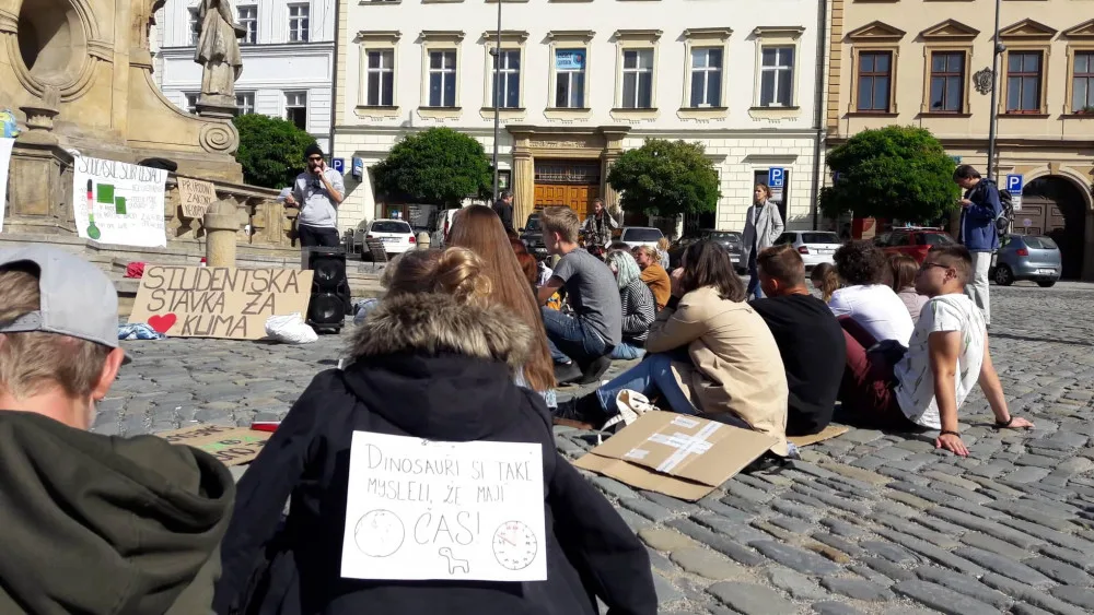AKTUÁLNĚ: V Olomouci probíhá stávka za klima. Na Dolním náměstí stávkují nejen studenti