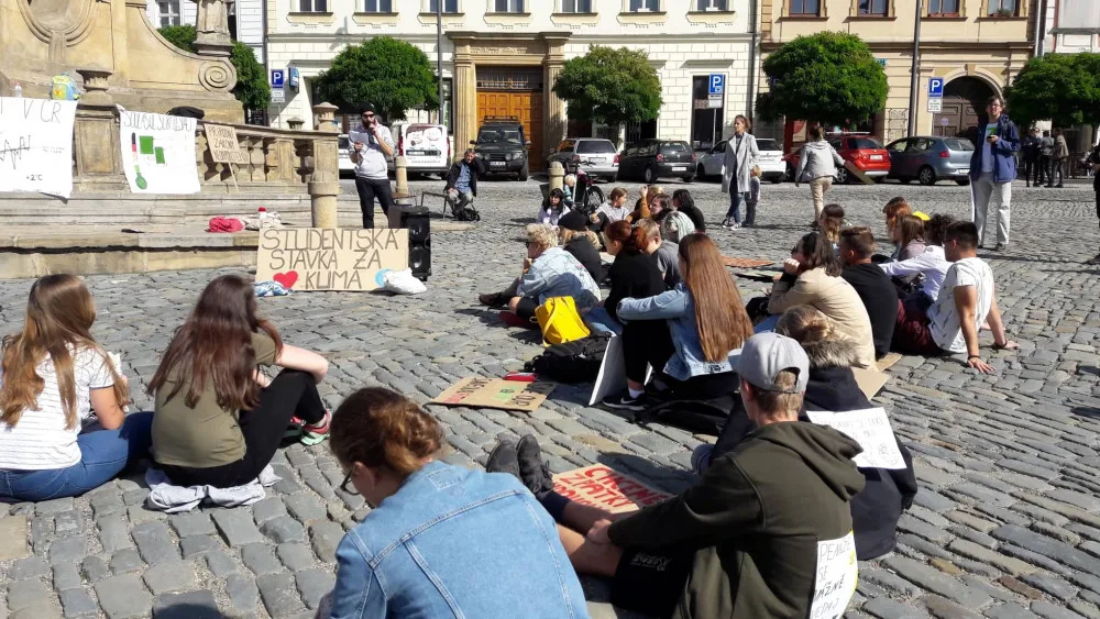 AKTUÁLNĚ: V Olomouci probíhá stávka za klima. Na Dolním náměstí stávkují nejen studenti