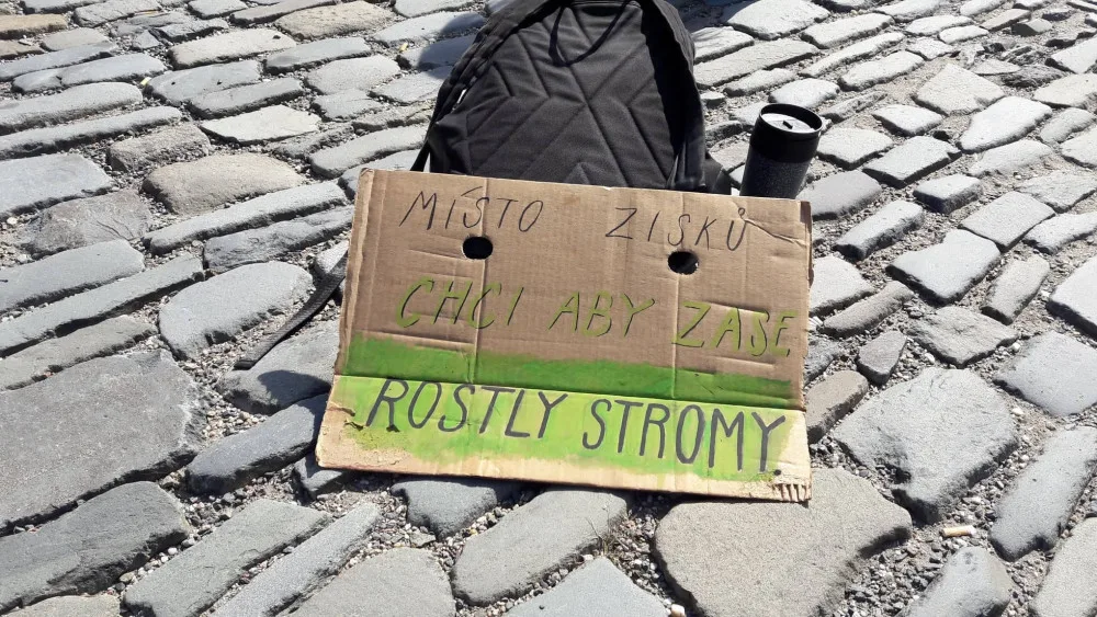 AKTUÁLNĚ: V Olomouci probíhá stávka za klima. Na Dolním náměstí stávkují nejen studenti