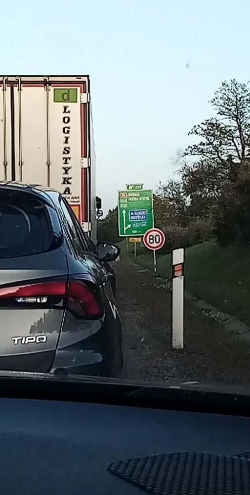 Na dálnici D35 dnes večer došlo ke srážce osobního auta s motorkářem
