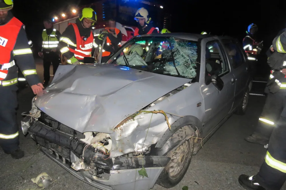 Senior si nevšiml auta na hlavní silnici. On i nezletilá spolujezdkyně z druhého auta skončili v nemocnici