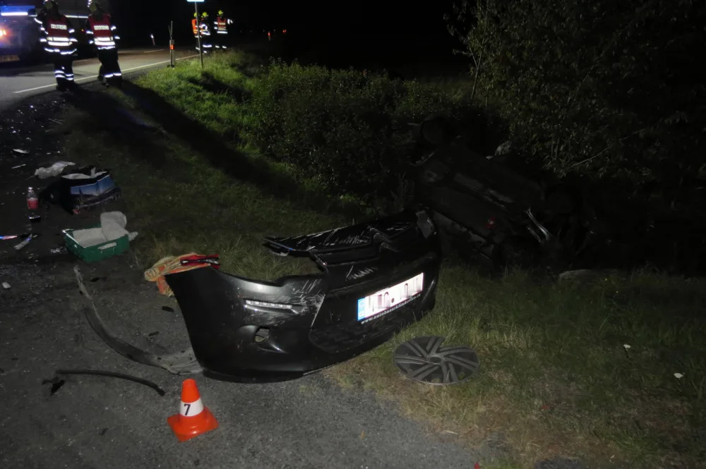 Senior si nevšiml auta na hlavní silnici. On i nezletilá spolujezdkyně z druhého auta skončili v nemocnici