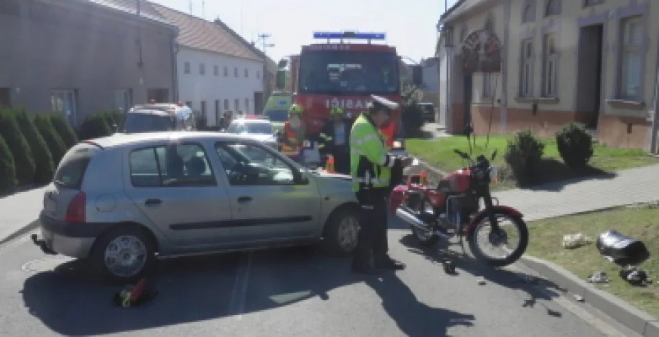 Muž vyjížděl ze dvora na silnici a přehlédl motorkáře. Ten skončil se zraněním v nemocnici