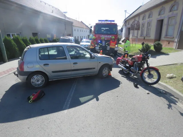Muž vyjížděl ze dvora na silnici a přehlédl motorkáře. Ten skončil se zraněním v nemocnici