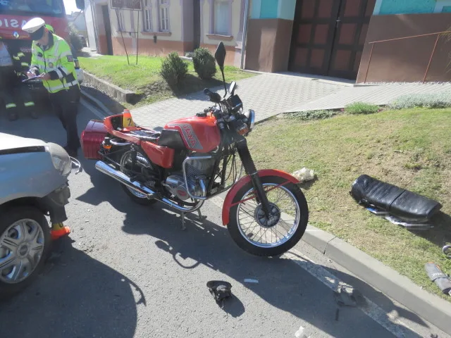 Muž vyjížděl ze dvora na silnici a přehlédl motorkáře. Ten skončil se zraněním v nemocnici