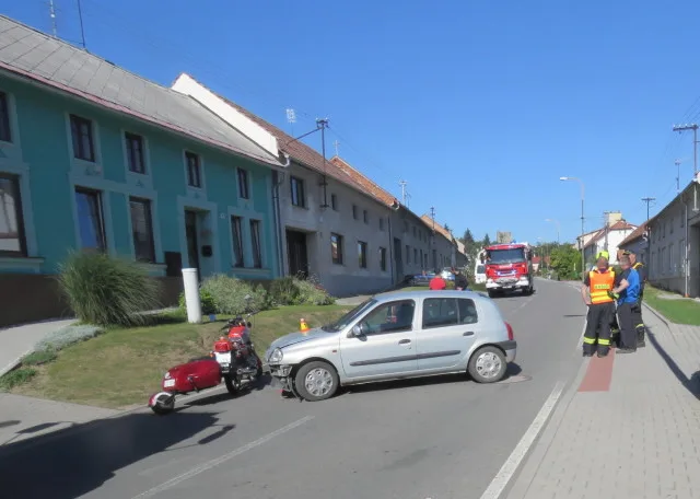 Muž vyjížděl ze dvora na silnici a přehlédl motorkáře. Ten skončil se zraněním v nemocnici