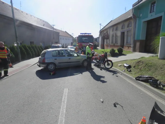 Muž vyjížděl ze dvora na silnici a přehlédl motorkáře. Ten skončil se zraněním v nemocnici