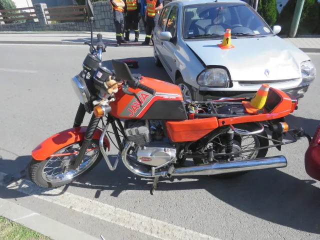 Muž vyjížděl ze dvora na silnici a přehlédl motorkáře. Ten skončil se zraněním v nemocnici