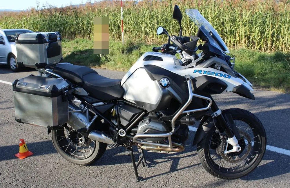 Do řidiče Audi, který brzdil, zezadu narazil motorkář. Spolujezdkyně spadla z motorky a utrpěla zranění