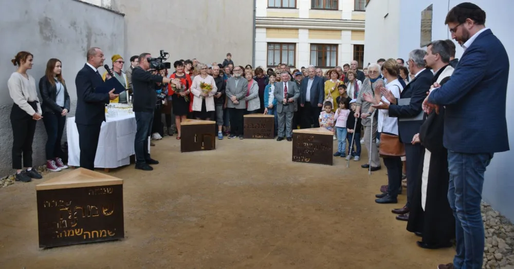 V Hranicích byla otevřena opravená proluka u synagogy. Plastika odkazuje na historii židovské komunity