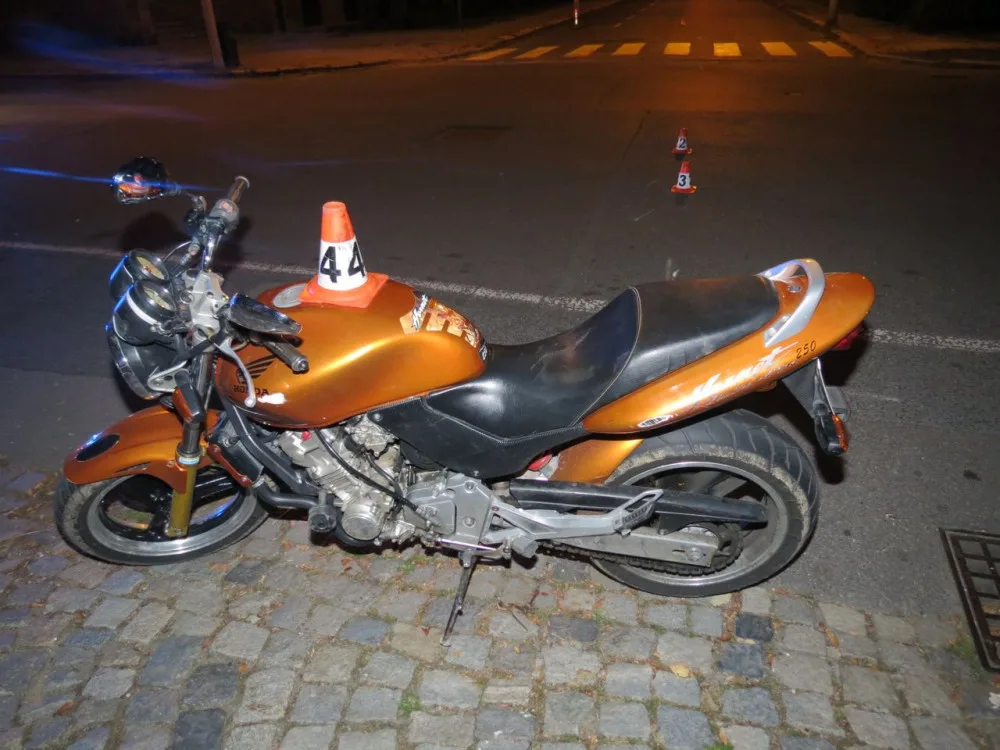 Opilý muž havaroval na motorce, na kterou neměl řidičák. Navíc byla opatřena poznávací značkou jiného vozidla