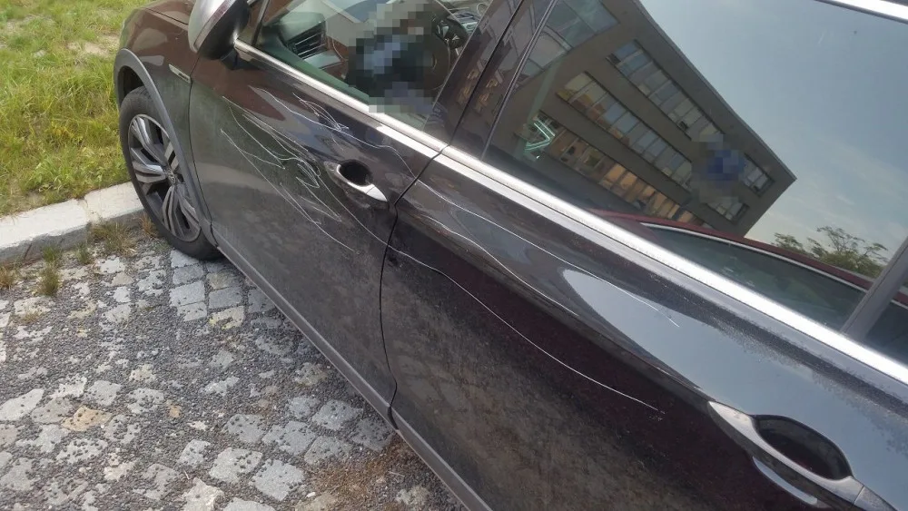 Vandal poškrábal lak zaparkovanému autu v ulici I. P. Pavlova. K podobnému incidentu došlo i ve Šternberku