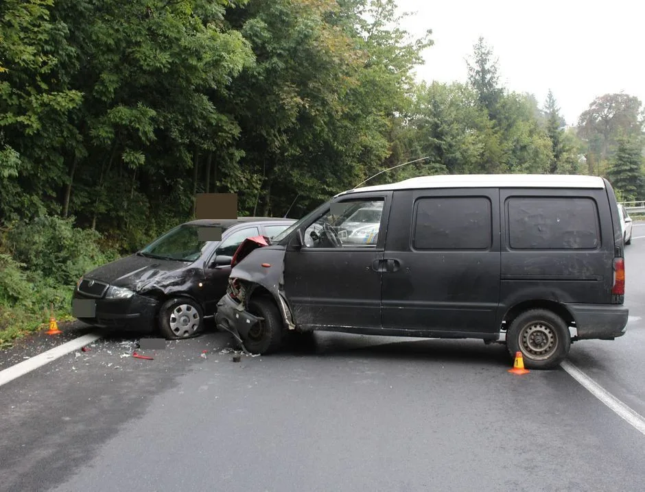 Řidička pod vlivem marihuany dostala smyk, přejela do protisměru a nabourala do škodovky