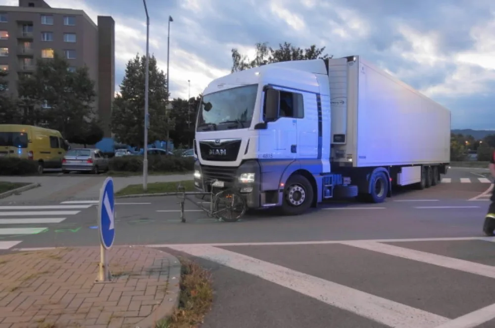 Cyklistku přejel kamion. Žena skončila s velmi vážným zraněním v olomoucké nemocnici