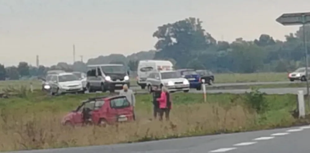AKTUÁLNĚ: Auto skončilo po kotrmelcích mimo silnici. Řidič je v nemocnici